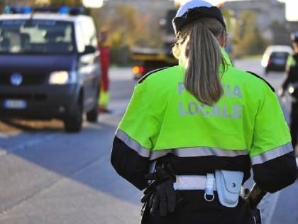 Guida ubriaco, poi accosta e ferma i vigili: voleva dare loro la multa