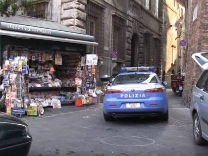 Perugia, lo straniero "complottista" attacca agenti: "Mi perseguitano"