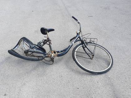 Brindisi, investe un ciclista: prima fugge poi torna sul posto