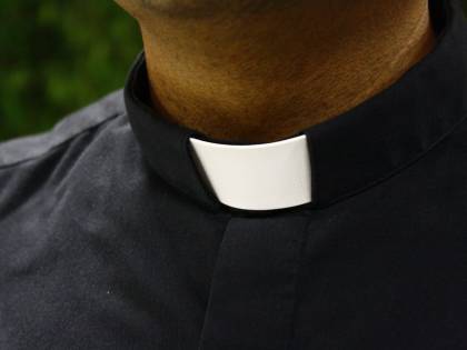 Cantano Bella Ciao sul sagrato: la vendetta del prete