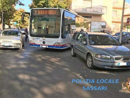 Sassari, bloccano il traffico con le auto in sosta: due automobilisti rischiano il carcere
