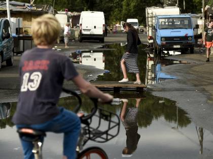"Se lui cade, vi uccidiamo": Così i rom minacciano i bambini nella scuola"