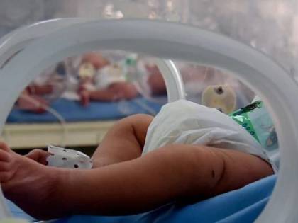 Bimbo con due mamme, il Comune di Pisa non registra l'atto e il caso finisce alla Consulta
