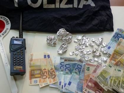 Approfitta dei domiciliari e trasforma casa in una centrale di spaccio, arrestato 25enne