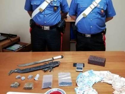 Arrestato ex black bloc: in casa aveva un machete e potenti droghe allucinogene