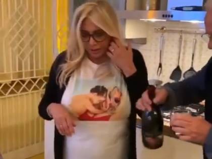 Mara Venier a cena con i due mariti, Carraro e Calà: il video fa il giro del web