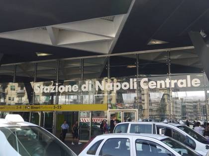 Tenta di rubare il telefono a una studentessa: ladro romeno sfugge al linciaggio salvato dalla polizia