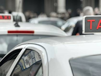 Taxi fermo sulla ciclabile per aiutare un cliente: scatta la multa da incubo