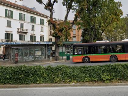 Straniero col biglietto non in regola aggredisce due controllori