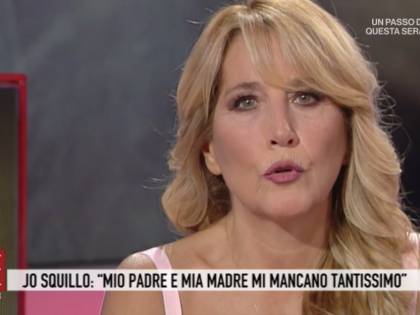 Jo Squillo in lacrime mentre ricorda i genitori scomparsi