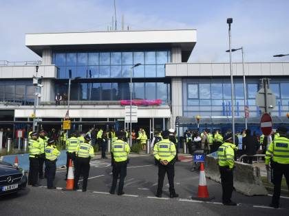 I “gretini” di Extinction Rebellion occupano l’aeroporto di Londra City