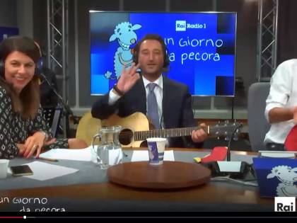 Il "compagno" Cancelleri canta Bandiera rossa e attacca Salvini