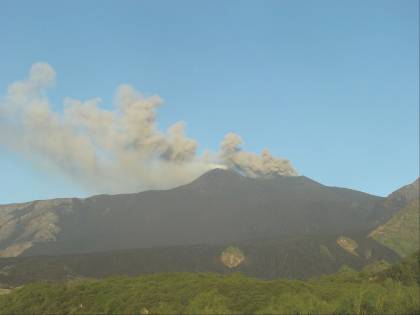 L'Etna torna a dare spettacolo: chiuso lo spazio aereo su Catania