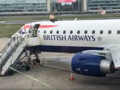 Manifestante per il clima blocca un aereo pronto al decollo a Londra