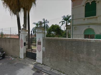 Messina, pietre contro auto: agenti salvano straniero da linciaggio