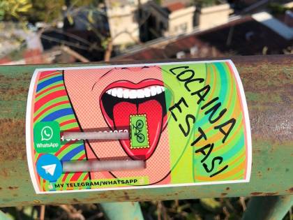 Adesivi che pubblicizzano lo spaccio di droga: la denuncia dei residenti di Posillipo