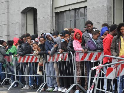 Gli immigrati producono meno degli italiani ma vanno in pensione prima