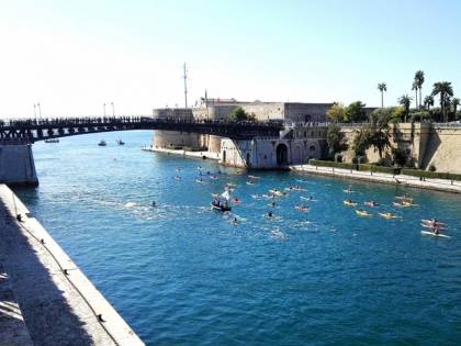 Taranto, oltre settanta canoisti in acqua per pulire il mare