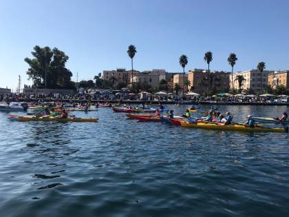 Taranto, canoisti all’opera ripuliscono il mare dalla plastica