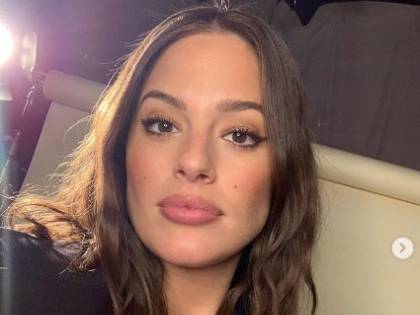 Ashley Graham incinta: mostra le smagliature