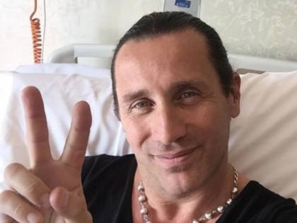 Povia finisce in ospedale: "Spero che arrivino buone notizie"