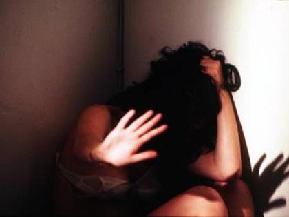 Accoglie in casa un migrante e si innamora: lui la picchia per mesi