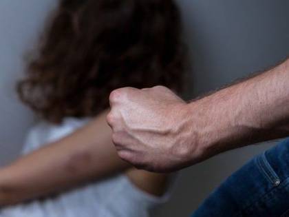 "Ti faccio mangiare nella ciotola del gatto". Arrestato marito-orco