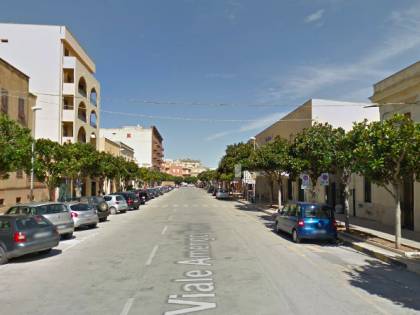 Libanese lancia bottiglie di vetro contro le auto in transito