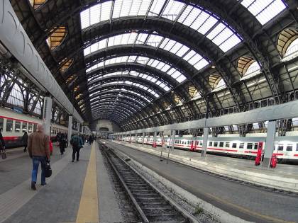 Milano, violenta lite tra mendicanti per il posto migliore