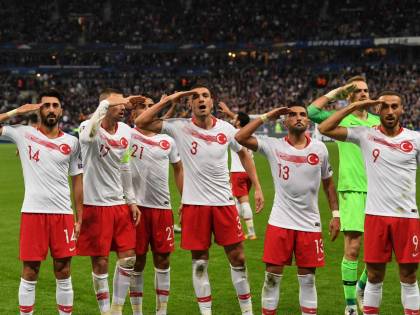 Saluto militare: l'Uefa punisce la Turchia con una sanzione da 50mila euro