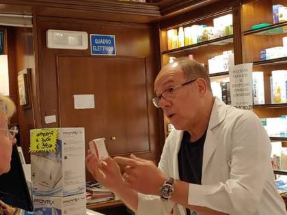 Carlo Verdone avvistato in farmacia. "Io medico per passione"