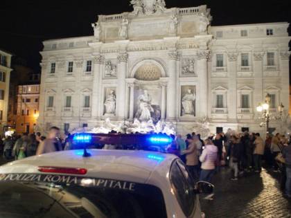 Versano liquidi nella Fontana di Trevi: 3 arresti