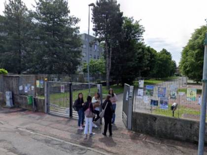 Maniaco mostra il pene a una ragazzina fuori dalla scuola