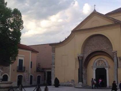 Aggredisce una donna e i vigili urbani: solo denunciato