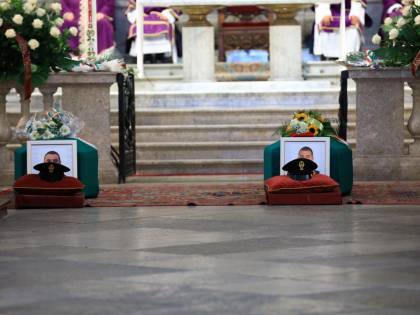 Sparatoria Trieste, migliaia di persone per l'ultimo saluto ai due agenti uccisi