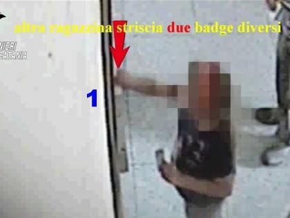 Mandavano i figli piccoli a timbrare il cartellino: scoperti 48 assenteisti