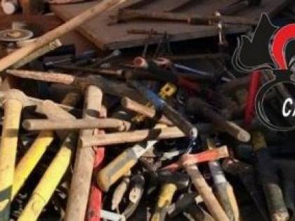 Pinze, tronchesi, piedi di porco: l'arsenale dello scasso dei rom