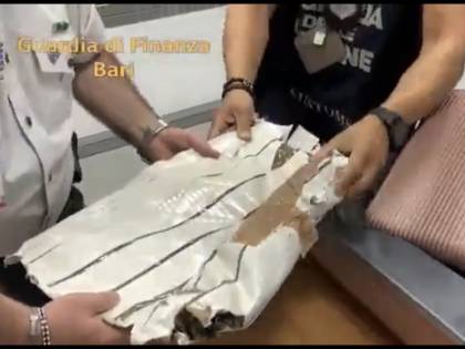 Da Atene a Bari con 3 chili di eroina in valigia: nei guai coppia di napoletani