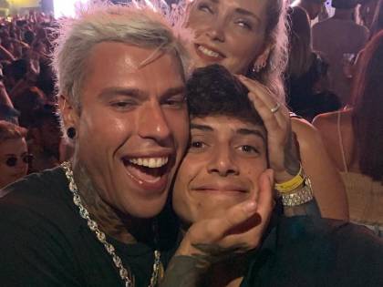 Fedez e Luis Sal provocano i fan. Il dettaglio hot non sfugge