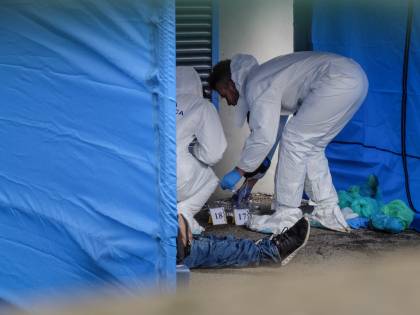 Cadavere di un clochard ritrovato nel parcheggio di Linate: aveva mani e piedi legati