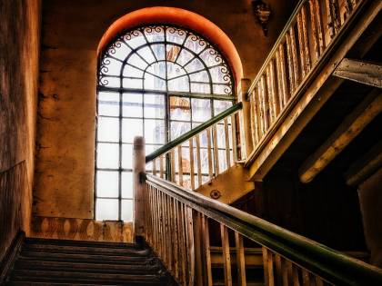 Milano, studentessa muore precipitando nella tromba delle scale