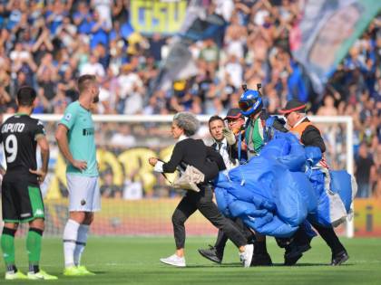 Sassuolo-Inter, paracadutista in campo durante il match del Mapei Stadium