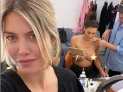 Wanda Nara e l'errore hot: mette online un topless di Giorgia Venturini