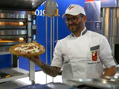 Pizza d'autore, Host incorona il campione europeo, Andy Luotto chef ai fornelli con simpatia