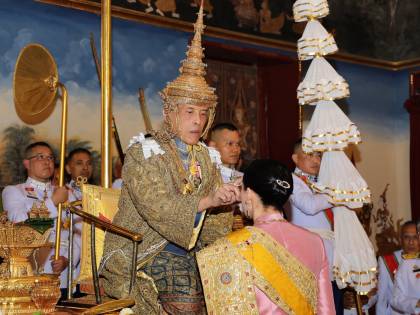 Il re di Thailandia ripudia la seconda moglie