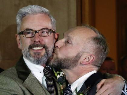 Irlanda del Nord, liberalizzati matrimoni gay e aborto