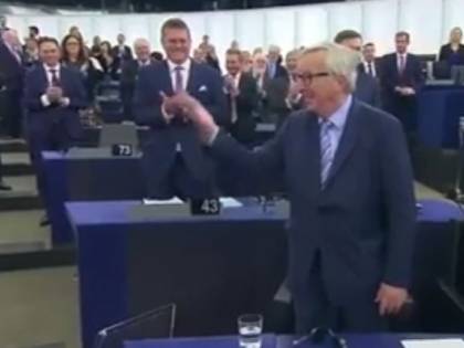 Juncker saluta l'Aula e il leghista non si alza