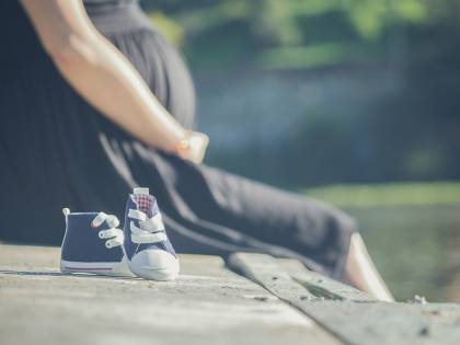 Picchiata dalla ex del compagno, abortisce