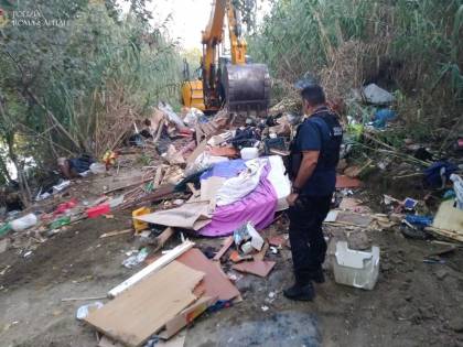 Rimossi insediamenti abusivi lungo il Tevere: due persone denunciate