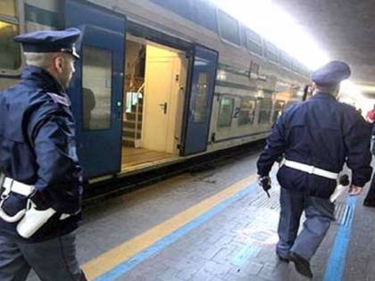 Tenta di abusare sessualmente di una ragazza sul treno: arrestato romeno